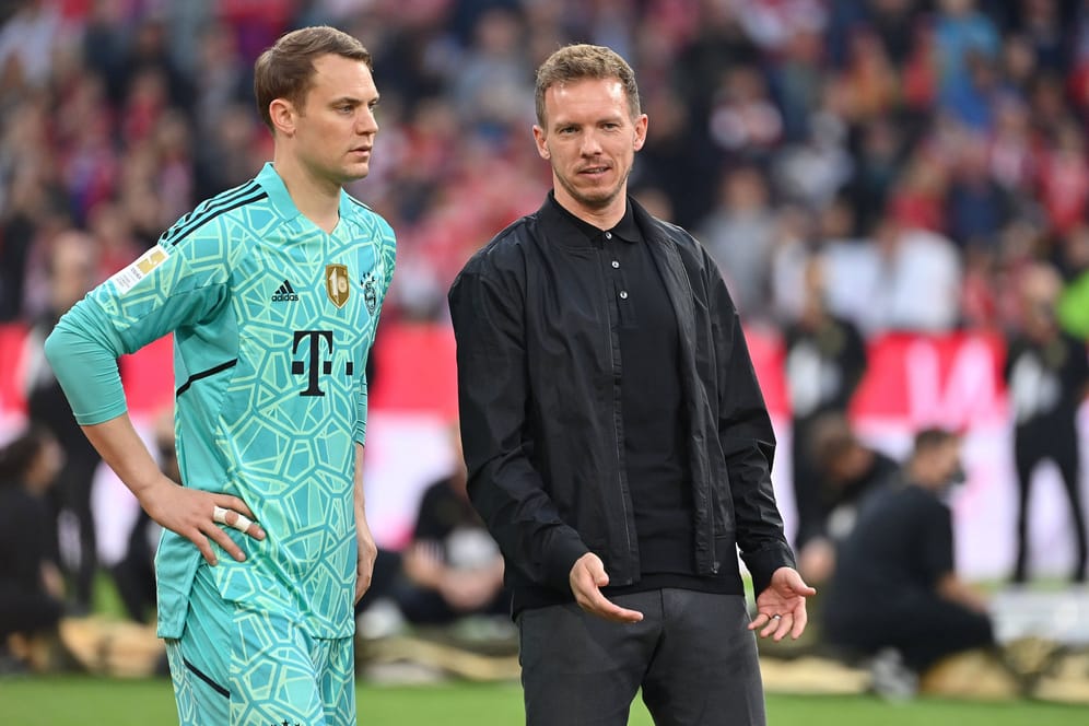 Manuel Neuer und Julian Nagelsmann (r.): Der Trainer gab sich auf einer Pressekonferenz zuversichtlich.