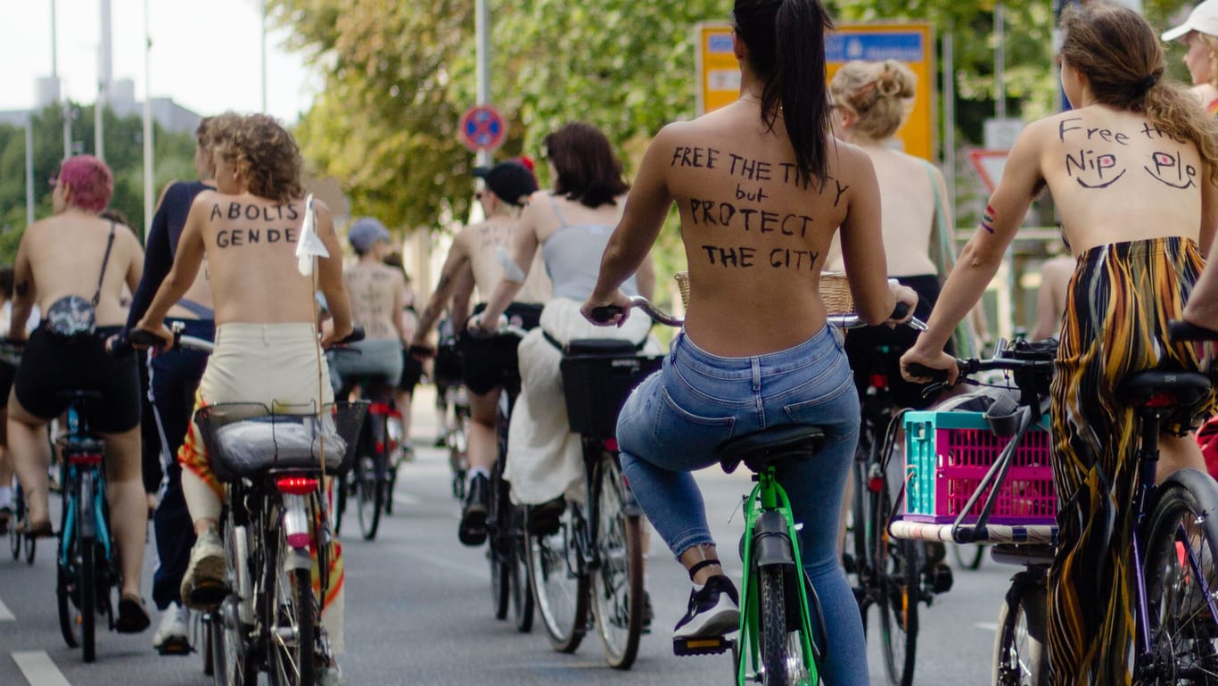 Am Sonntag rief der Feministische Rat (Femrat) Hannover zu einer Oben-Ohne-Demonstration gegen die Sexualisierung der weiblichen Brust auf.