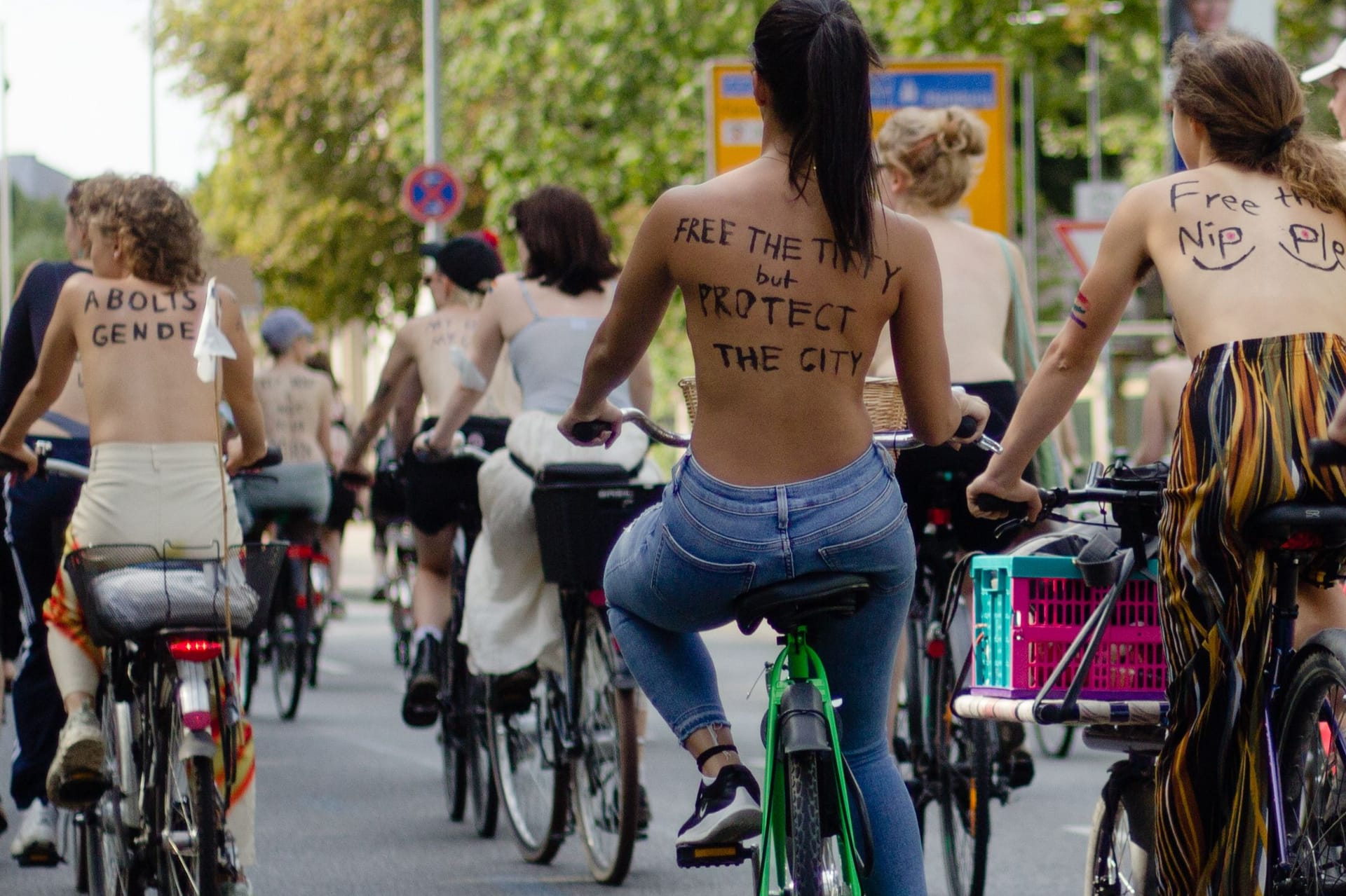 Am Sonntag rief der Feministische Rat (Femrat) Hannover zu einer Oben-Ohne-Demonstration gegen die Sexualisierung der weiblichen Brust auf.