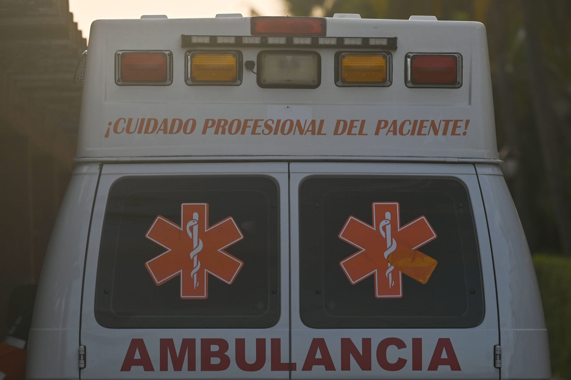 Ein Krankenwagen in Playa del Carmen: Ein 32-jähriger Mainzer ist in dem mexikanischen Urlaubsort von mehreren Schüssen verletzt worden.