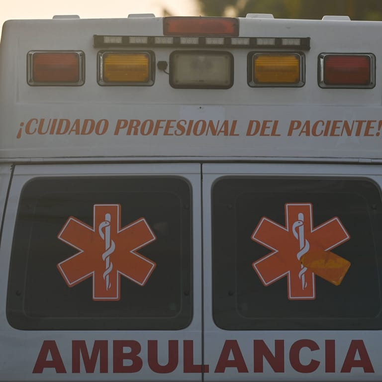 Ein Krankenwagen in Playa del Carmen: Ein 32-jähriger Mainzer ist in dem mexikanischen Urlaubsort von mehreren Schüssen verletzt worden.