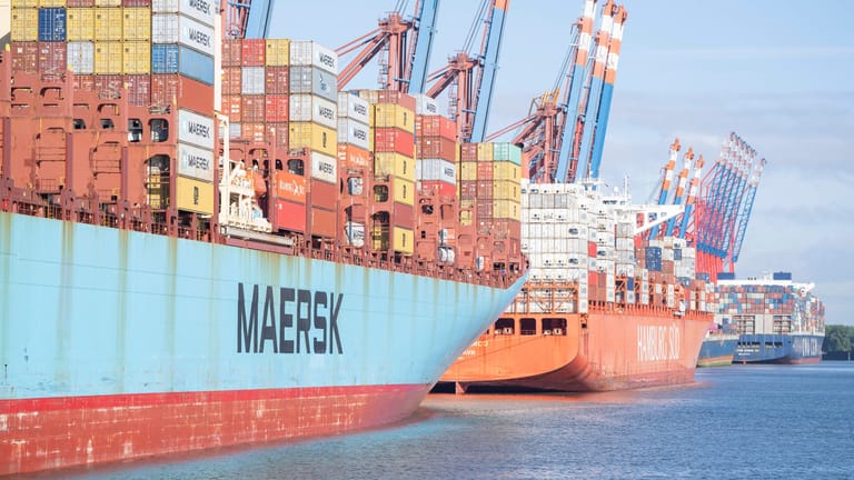 Der Containerhafen in Hamburg: Frachter stehen wegen ihrer schlechten Klimabilanz und Luftverschmutzung in der Kritik. Grüner Wasserstoff als Treibstoff könnte bei beidem Abhilfe schaffen.