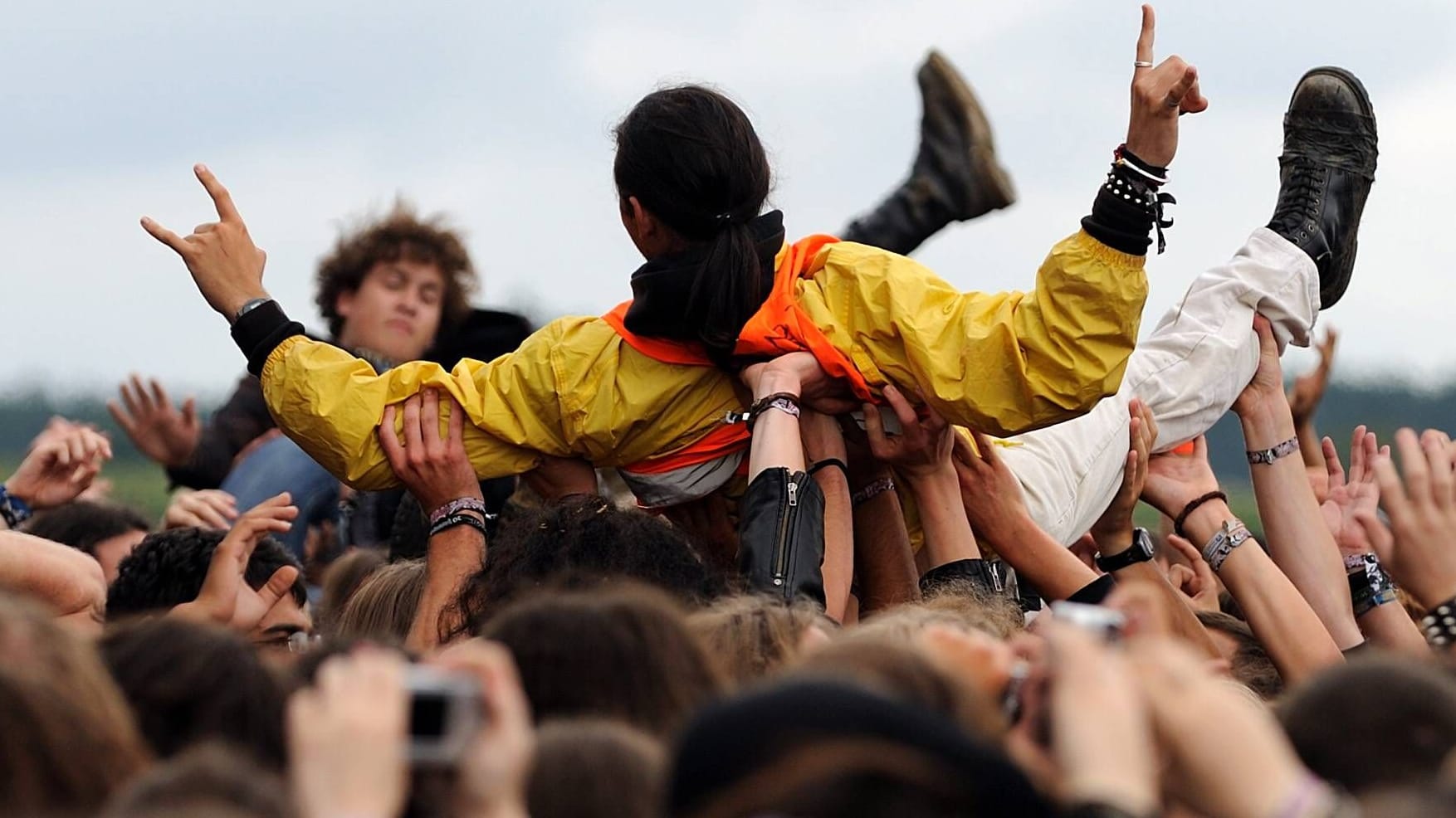 "Summer Breeze"-Besucher beim Crowdsurfing (Archivbild): Die Polizei spricht von vermehrten Übergriffen.