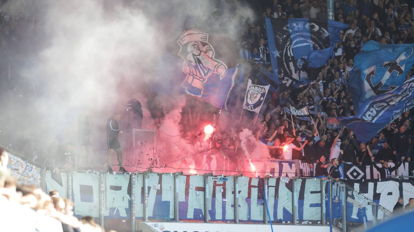 Fans den Hamburger SV zünden Pyrotechnik: Unter anderem deshalb wird der HSV nun zur Kasse gebeten.