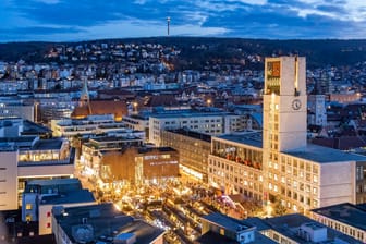 Das Stuttgarter Rathaus wird während des Weihnachtsmarkts am Abend beleuchtet: Aufgrund der Energiekrise könnte sich das bald ändern.