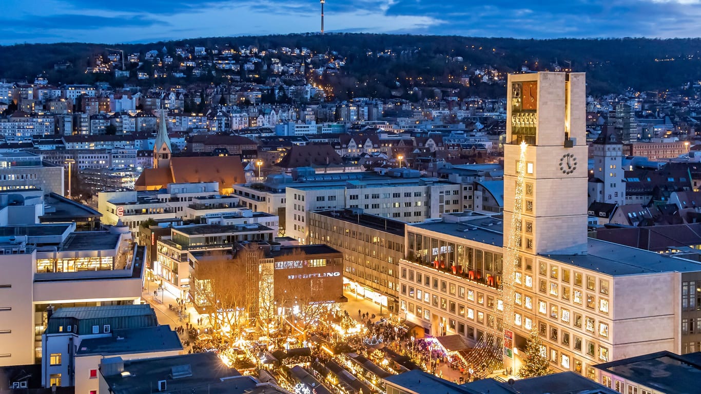 Das Stuttgarter Rathaus wird während des Weihnachtsmarkts am Abend beleuchtet: Aufgrund der Energiekrise könnte sich das bald ändern.