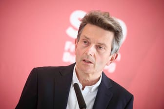 SPD-Vorsitzender Rolf Mützenich: Die Partei plant weitere Entlastungen in der Krise.