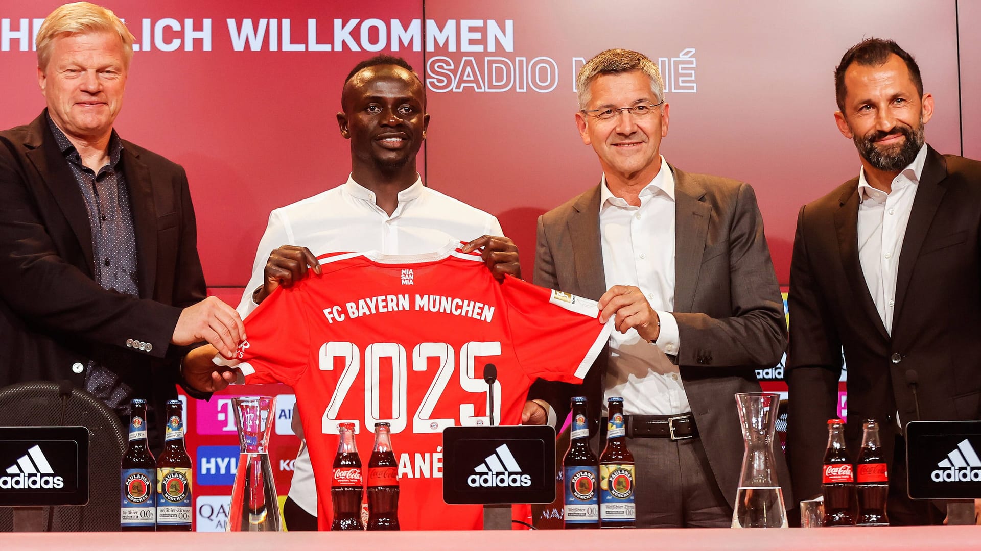 Der erhoffte Mega-Transfer: Sadio Mané (M.) bei seiner Vorstellung in München.