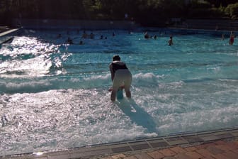 Badegäste in einem Wellenbad (Archivfoto): In Baden-Württemberg kam ein Mädchen ums Leben.