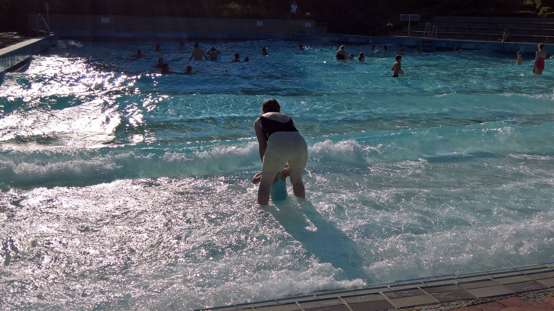 Badegäste in einem Wellenbad (Archivfoto): In Baden-Württemberg kam ein Mädchen ums Leben.