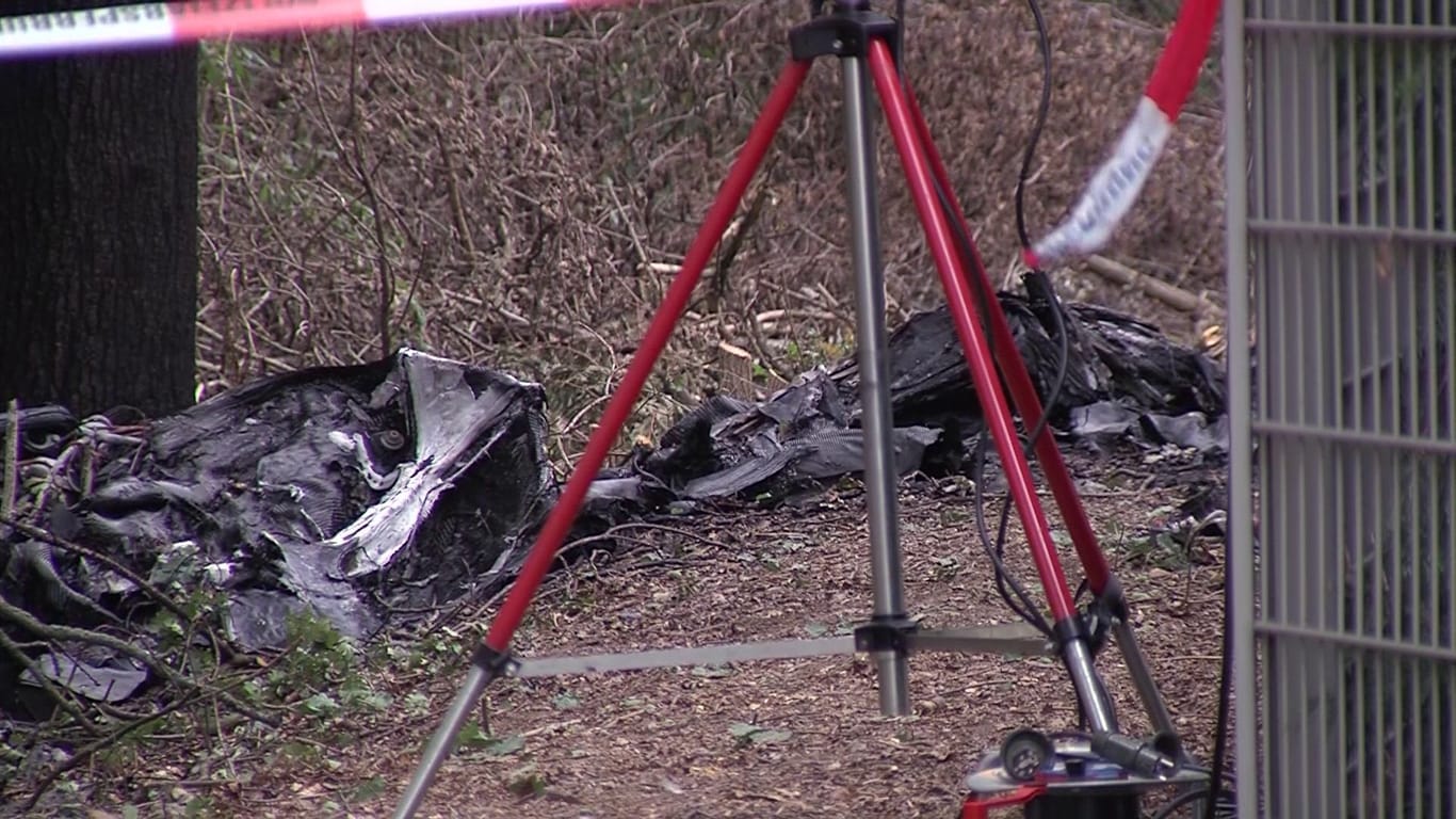 Thüringen, Gera: Die Überreste eines Ultraleichtflugzeugs liegen an der Unfallstelle. Das Flugzeug war in der Nähe des Verkehrslandeplatzes Gera-Leumnitz abgestürzt und hatte Feuer gefangen.