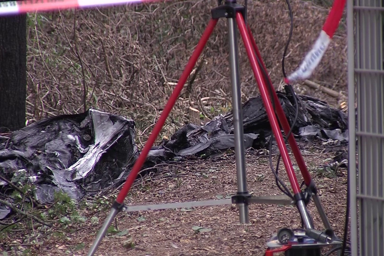 Thüringen, Gera: Die Überreste eines Ultraleichtflugzeugs liegen an der Unfallstelle. Das Flugzeug war in der Nähe des Verkehrslandeplatzes Gera-Leumnitz abgestürzt und hatte Feuer gefangen.