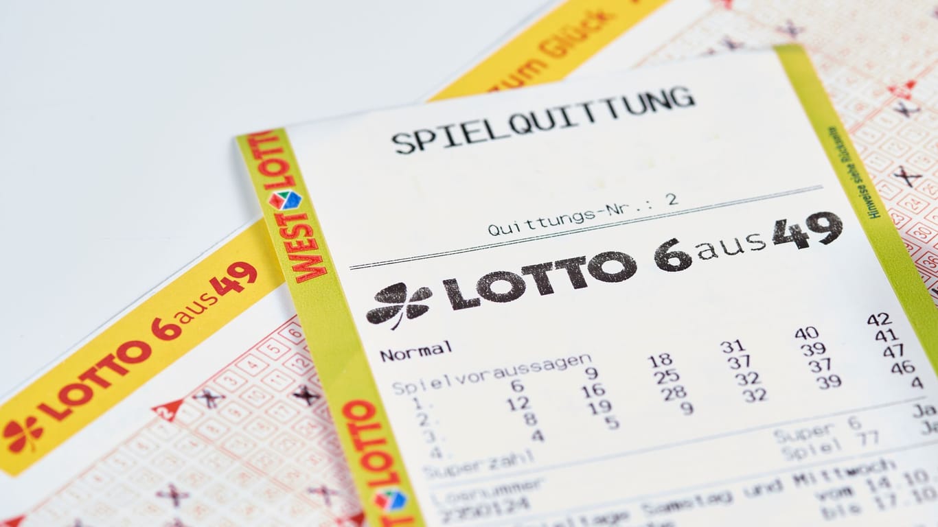 Ein Lottoschein liegt auf einem Tisch (Symbolbild): Zwei erfolgreiche Tipps führen nach Hamburg.