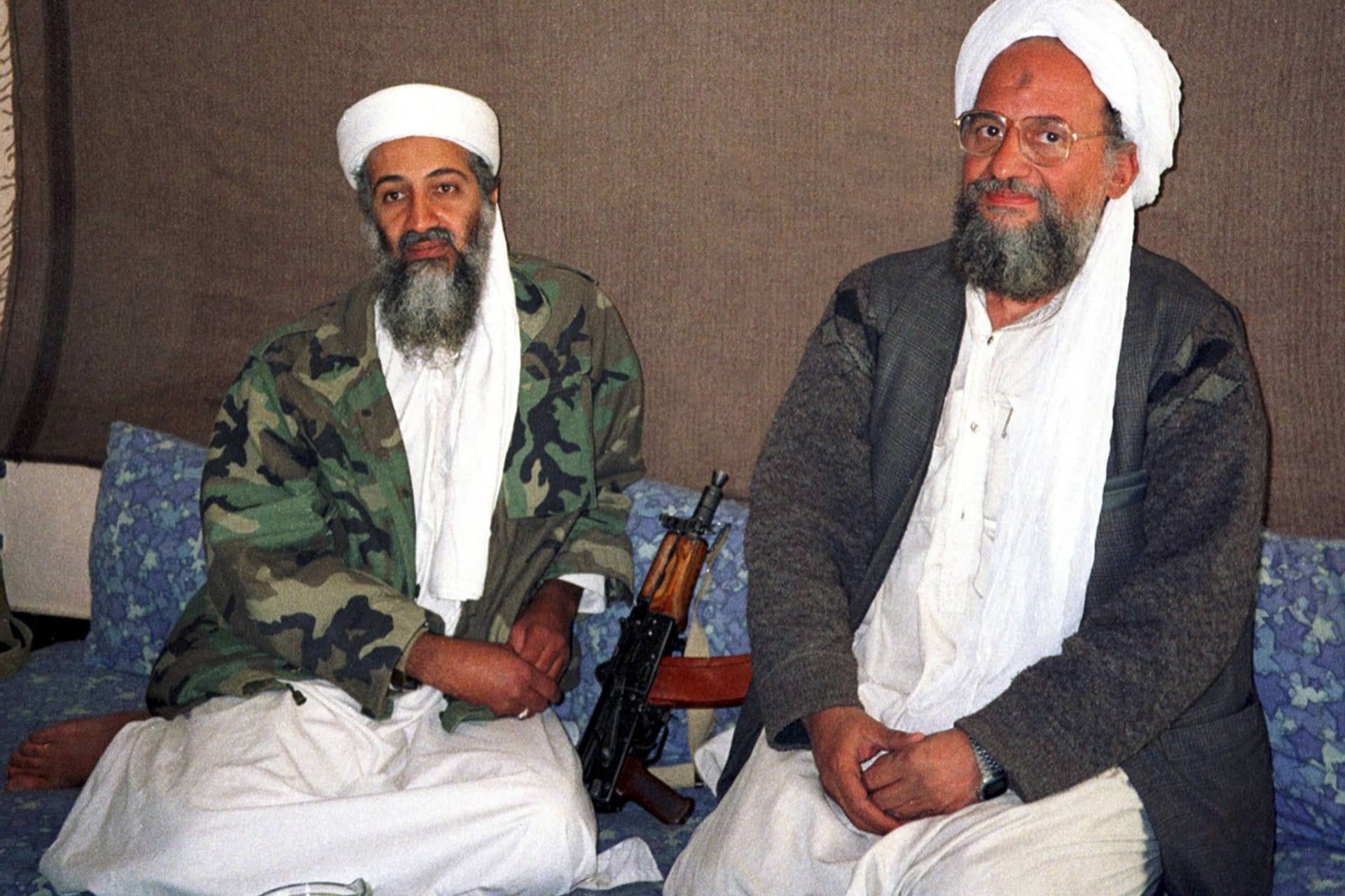 Osama bin Laden sitzt mit Aiman al-Sawahiri zusammen (Archivbild): Die USA haben offenbar den Nachfolger des Al-Kaida-Gründers in Kabul getötet.