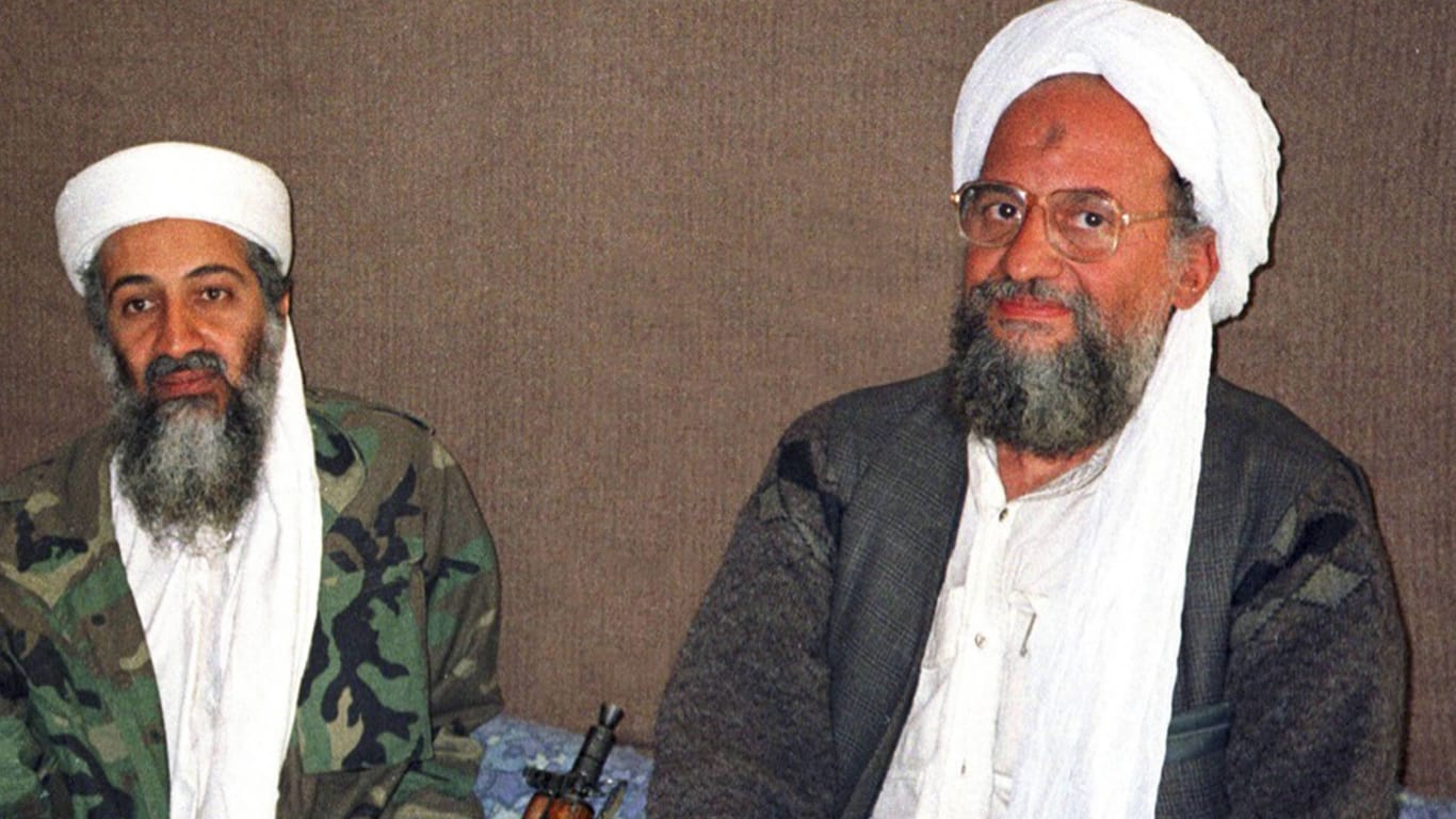Osama bin Laden sitzt mit Aiman al-Sawahiri zusammen (Archivbild): Die USA haben offenbar den Nachfolger des Al-Kaida-Gründers in Kabul getötet.