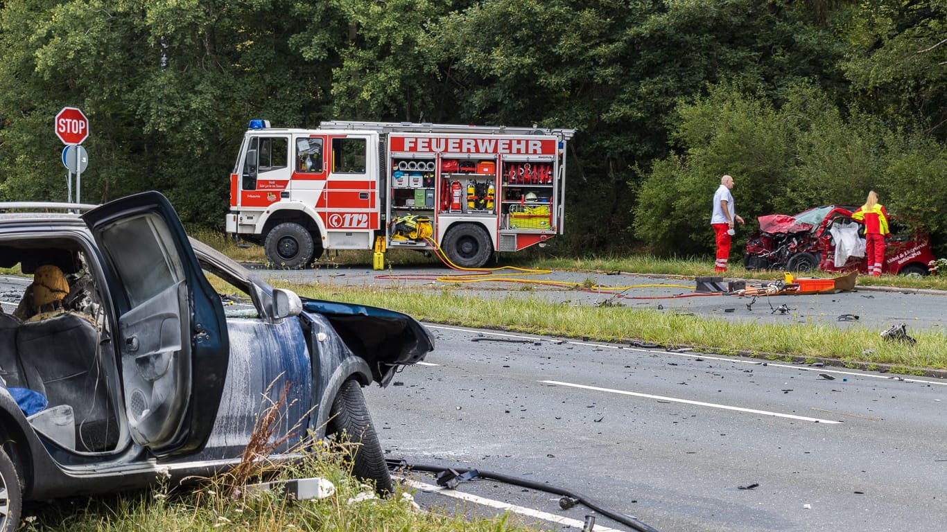 Die Unfallstelle und die verunglückten Fahrzeuge: Die B8 bei Königstein in Taunus musste in beiden Richtungen voll gesperrt werden.