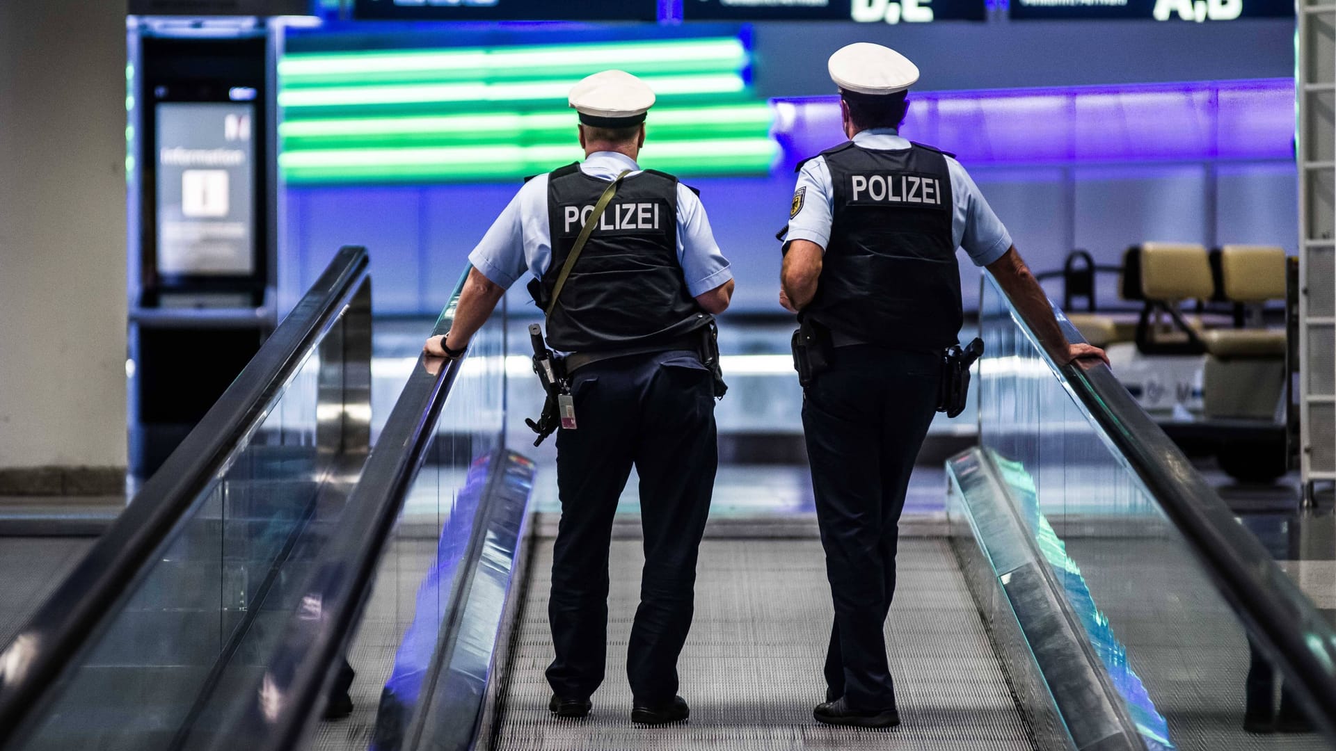 Beamte der Bundespolizei am Flughafen (Symbolbild): Der Mann wartet nun auf seine Auslieferung.