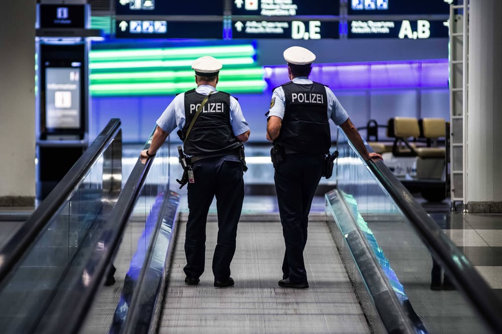 Beamte der Bundespolizei am Flughafen (Symbolbild): Der Mann wartet nun auf seine Auslieferung.