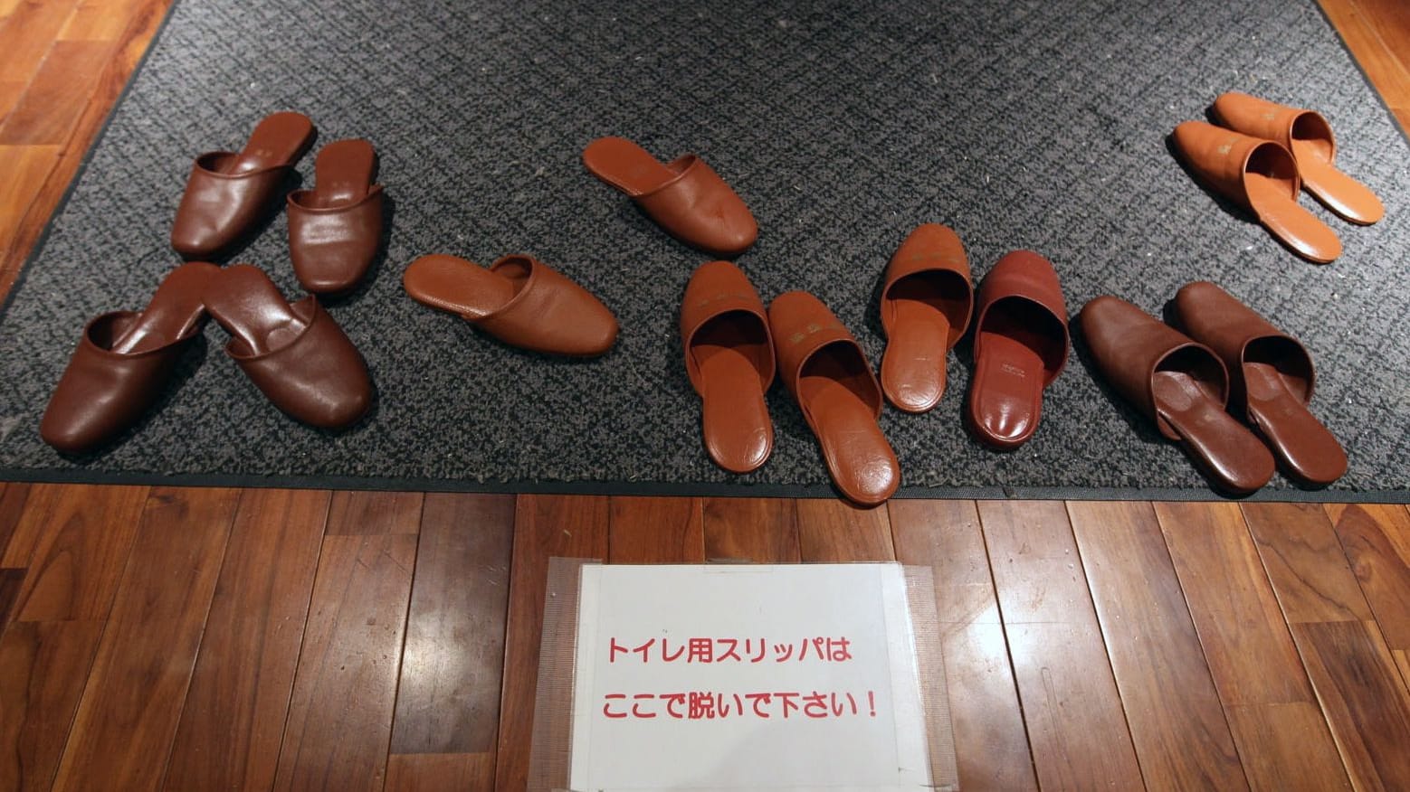 Toilettenschuhe in Japan: Vor der Rückkehr an den Tisch unbedingt wieder ausziehen.