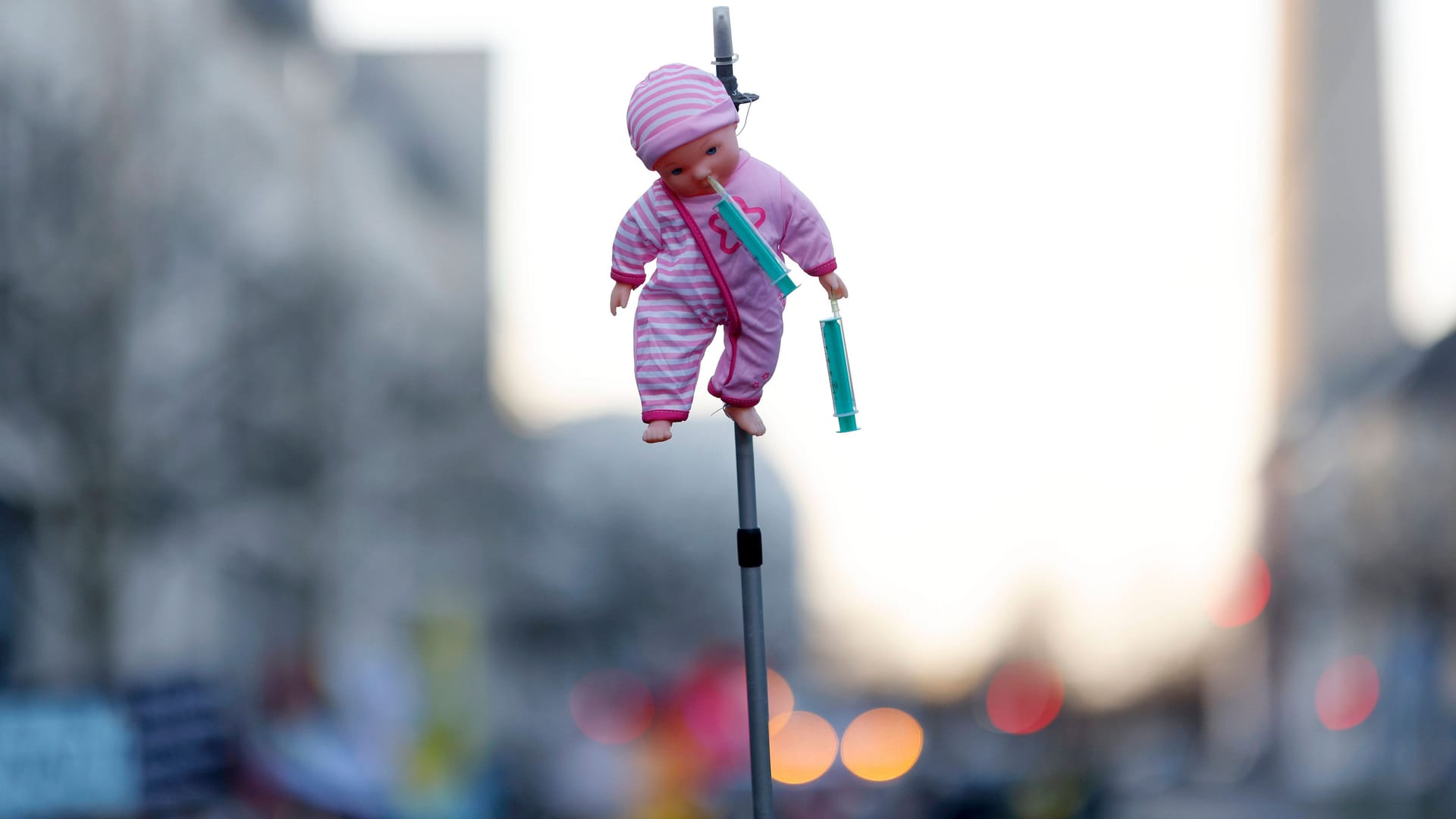 Reizthema: Mit Kindern lässt sich Stimmung machen. Beim Impfen wurden Kleinkinder vielfach als erbarmungswürdige Opfer in Gefahr vor der Spritze dargestellt.