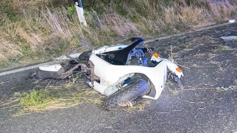 Verunfalltes Motorrad: Eine Person wurde getötet, eine weitere schwer verletzt.