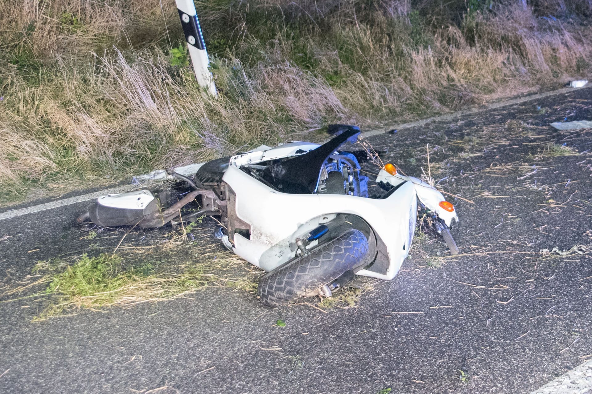 Verunfalltes Motorrad: Eine Person wurde getötet, eine weitere schwer verletzt.