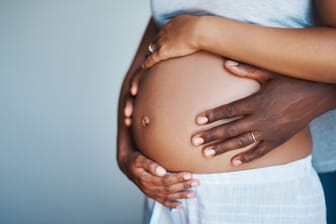Hände auf Schwangerschaftsbauch