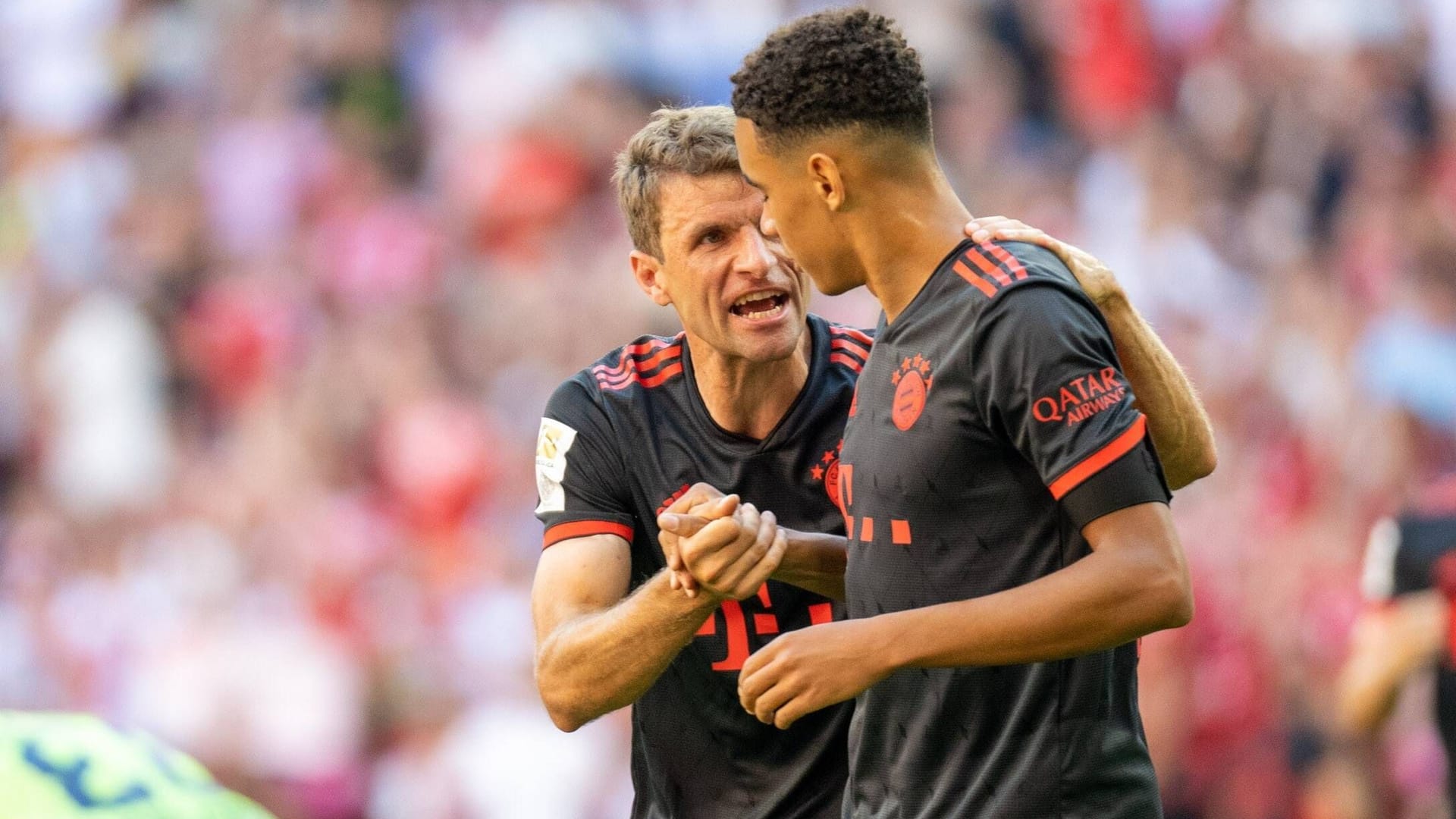 Jamal Musiala (r.) und Thomas Müller: Der Musterschüler hat mit dem Weltmeister einen erfahrenen Mentor an seiner Seite.