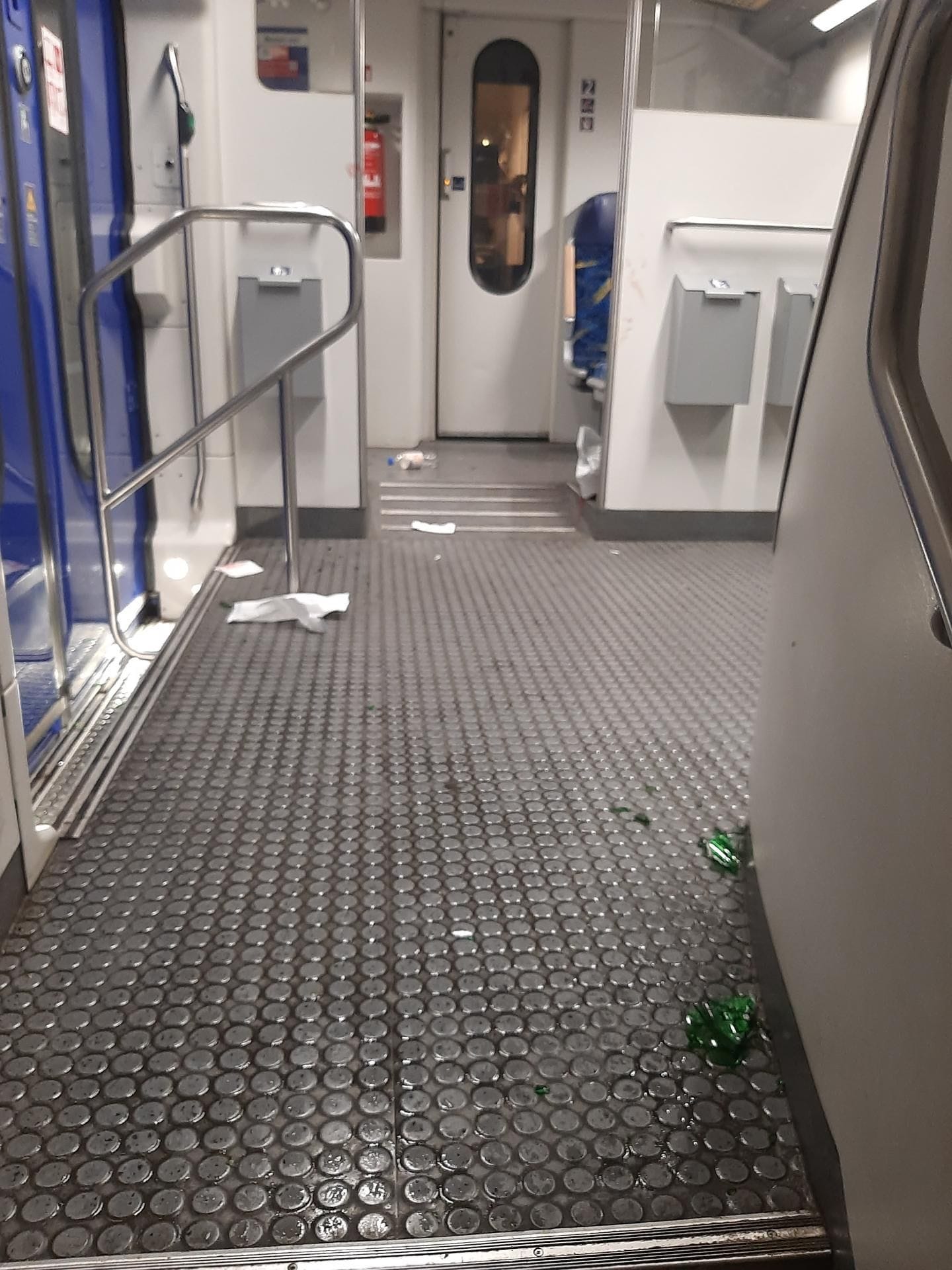 An dieser Stelle im Zug soll die Frau gesessen haben, als sie von der Flasche getroffen wurde.