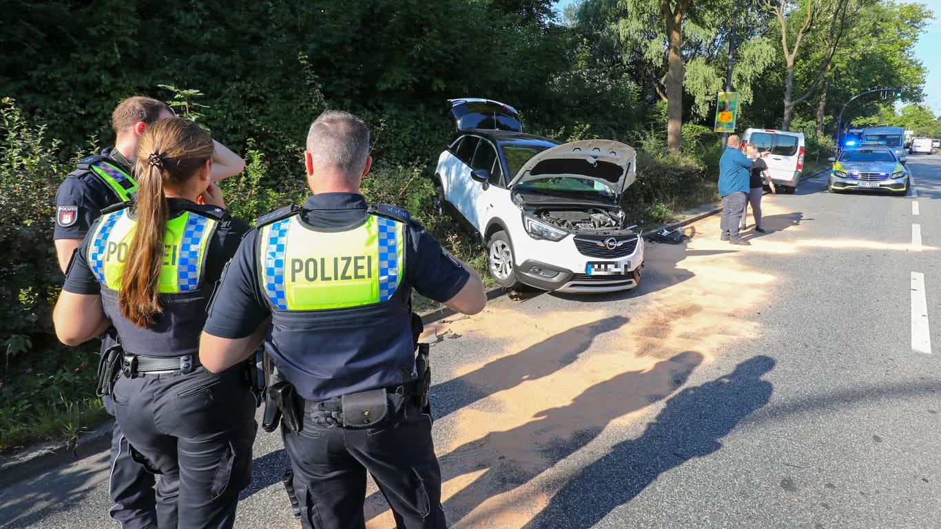 Polizisten beobachten die Unfallstelle in Hamburg: Vier Personen sollen verletzt sein.
