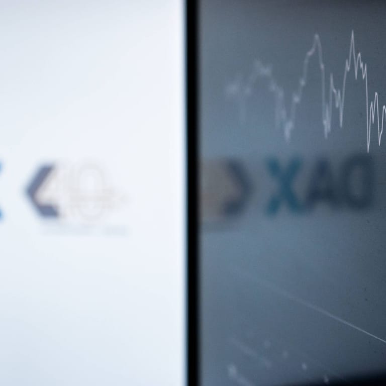 Das Logo des Deutschen Aktienindex Dax (Symbolbild): Anleger dürften sich über den guten Wochenstart freuen.