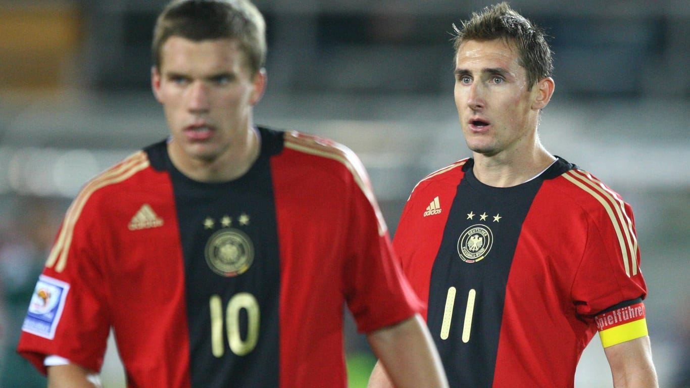 Lukas Podolski (li.) und Miroslav Klose im roten Trikot 2008.