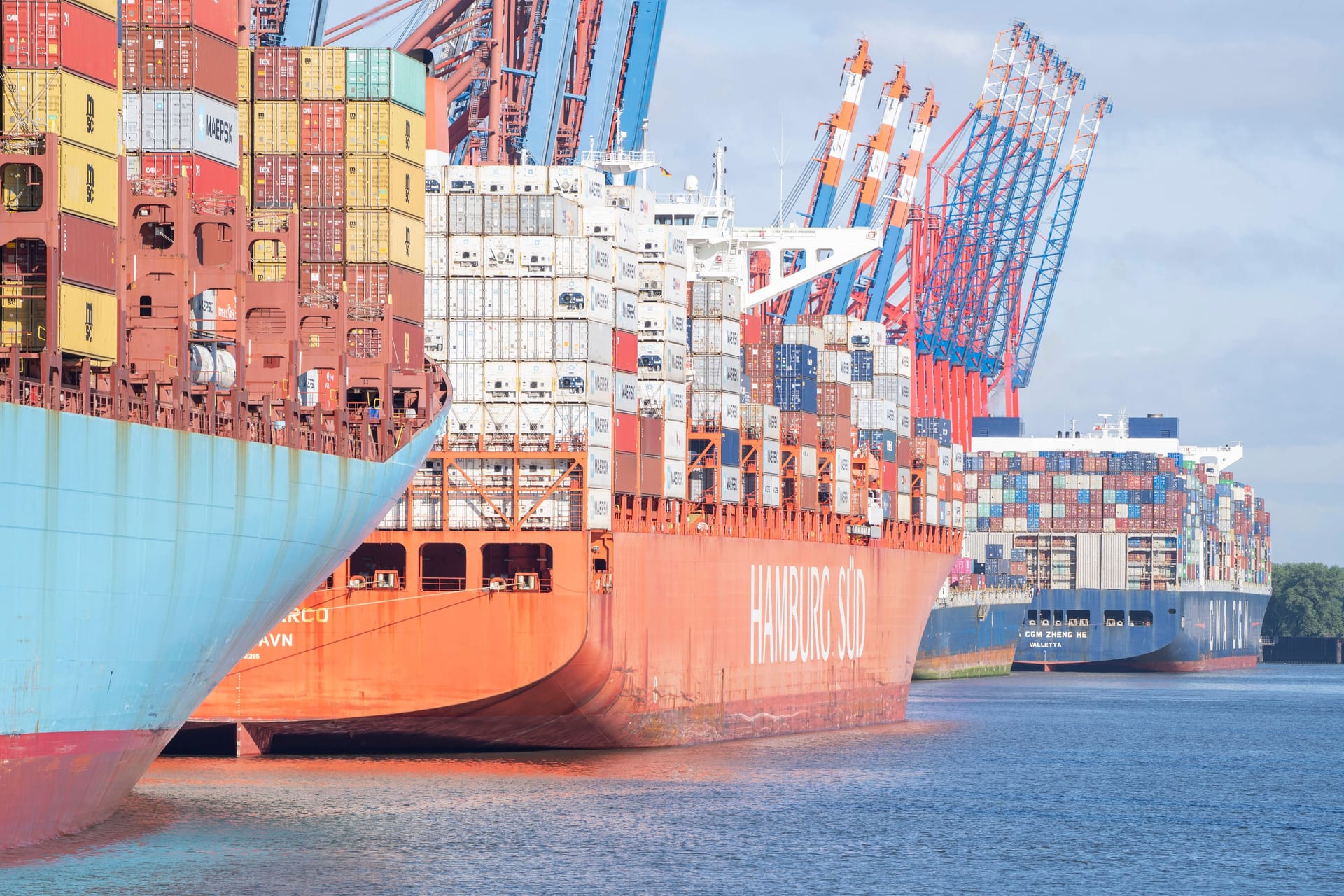 Containerschiffe im Hafen von Hamburg (Symbolbild): Diverse Krise belasten die deutsche Wirtschaft. Das zweite Halbjahr könnte noch schlechter laufen.