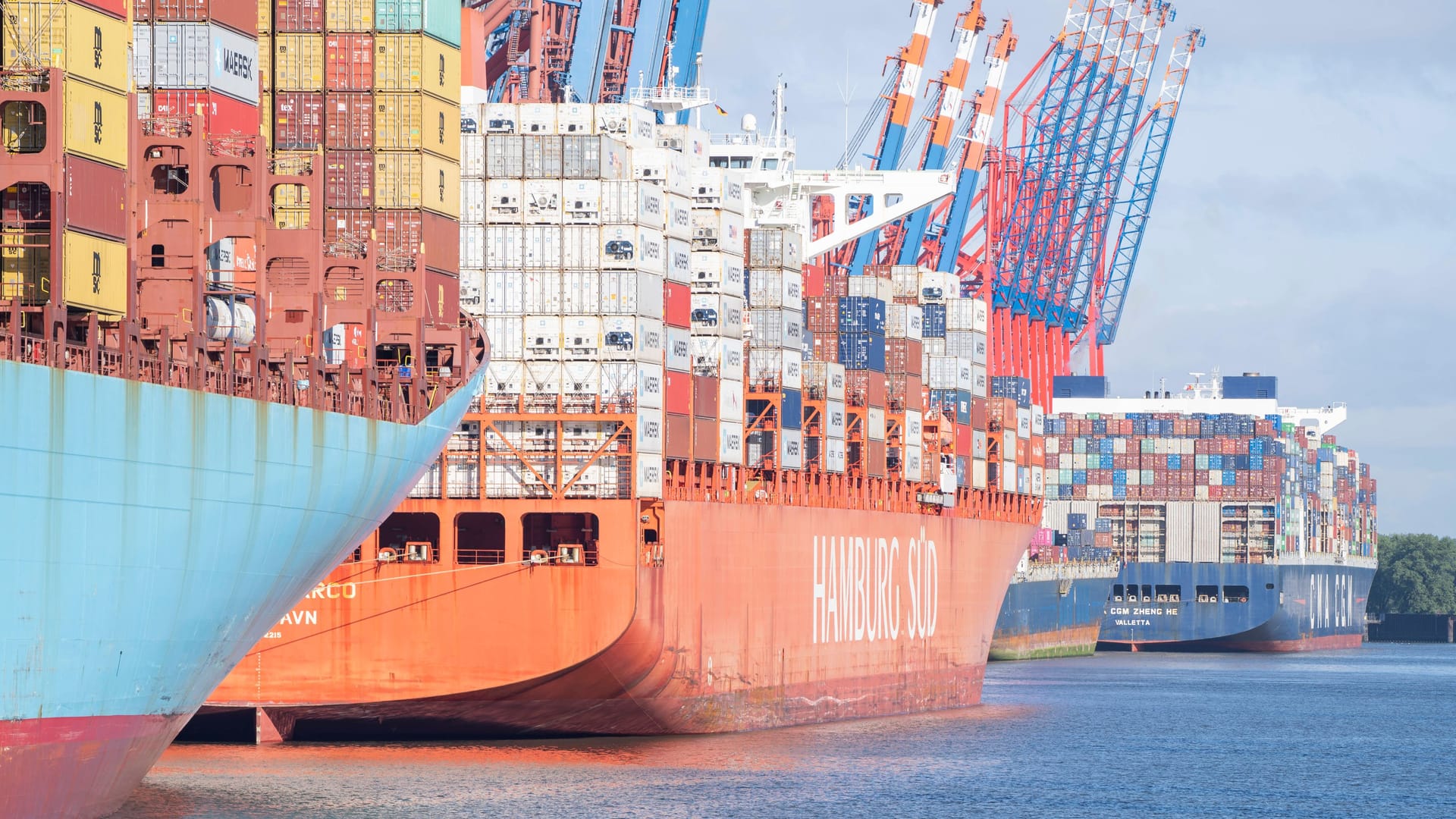 Containerschiffe im Hafen von Hamburg (Symbolbild): Diverse Krise belasten die deutsche Wirtschaft. Das zweite Halbjahr könnte noch schlechter laufen. Containerschiffe im Hafen von Hamburg (Symbolbild): Diverse Krise belasten die deutsche Wirtschaft. Das zweite Halbjahr könnte noch schlechter laufen.