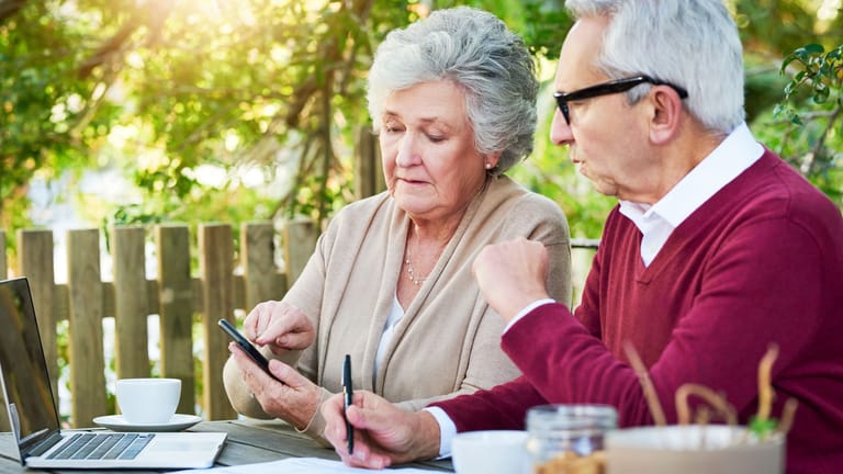 Rentnerpaar kümmert sich um seine Finanzen (Symbolbild): Ab dem kommenden Jahr können Beitragszahler ihre Rentenaufwendungen komplett von der Steuer absetzen.