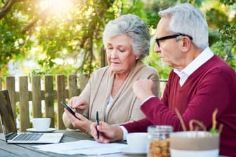 Rentnerpaar kümmert sich um seine Finanzen (Symbolbild): Ab dem kommenden Jahr können Beitragszahler ihre Rentenaufwendungen komplett von der Steuer absetzen.