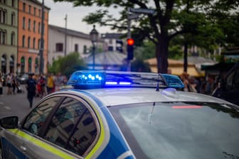 Polizeieinsatz (Symbolbild): In Bayern wurde die Wohnung eines 59-jährigen Verdächtigen durchsucht.