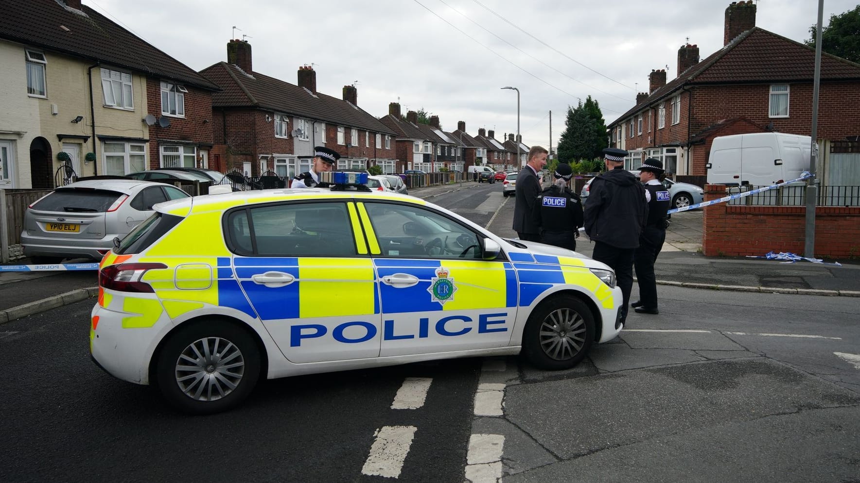 Polizei am Tatort in Liverpool: Bisher gibt es keine Hinweise darauf, dass die Morde zusammenhängen könnten. Polizei am Tatort in Liverpool: Bisher gibt es keine Hinweise darauf, dass die Morde zusammenhängen könnten.