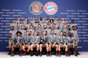 Der Kader des FC Bayern München in Tracht: Das Fotoshooting hat bei dem Verein Tradition.