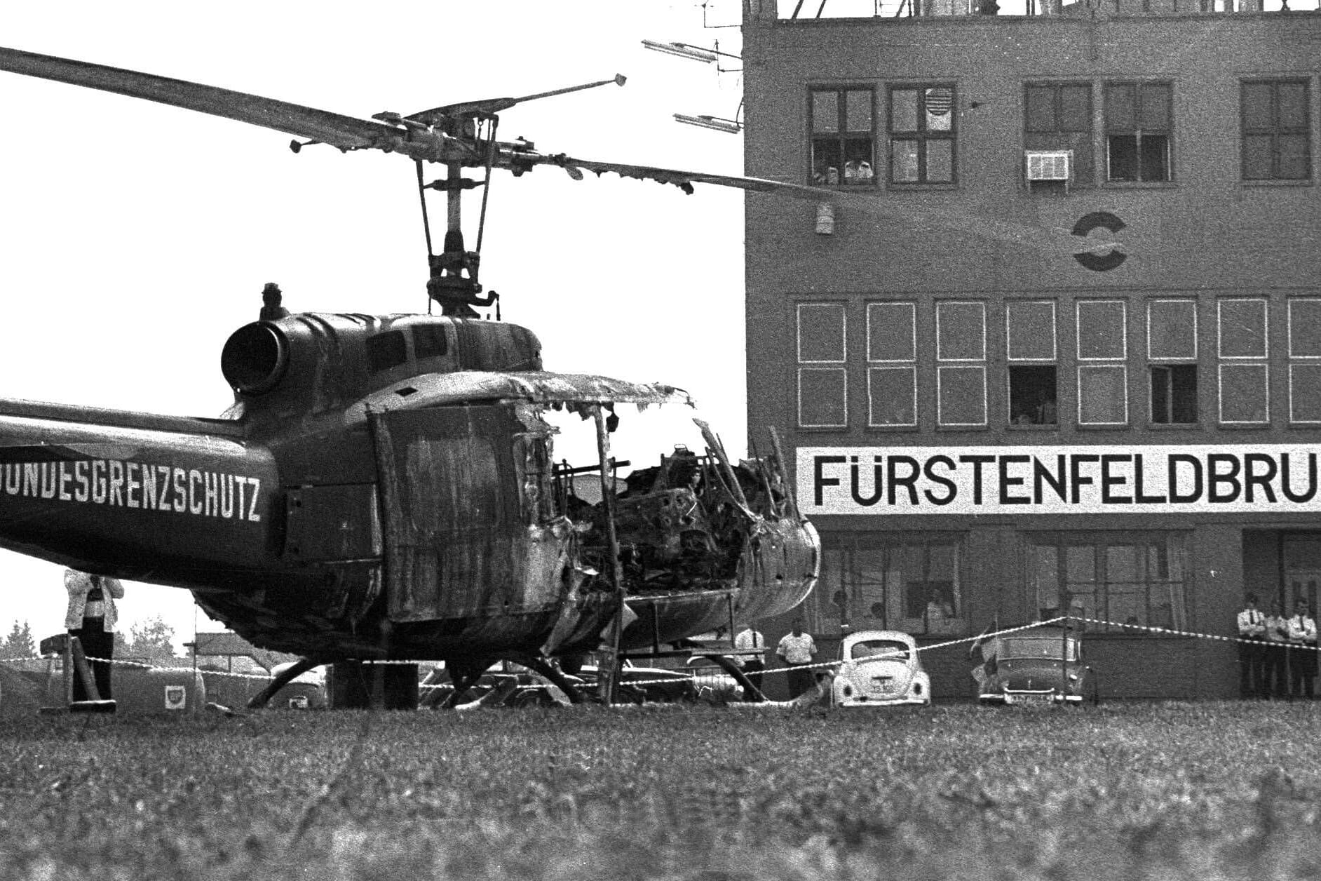 Der ausgebrannte Hubschrauber auf dem Flugplatz Fürstenfeldbruck (Archivbild): Bei der missglückten Befreiungsaktion im Zuge des Olympia-Attentats starben alle israelischen Geiseln.