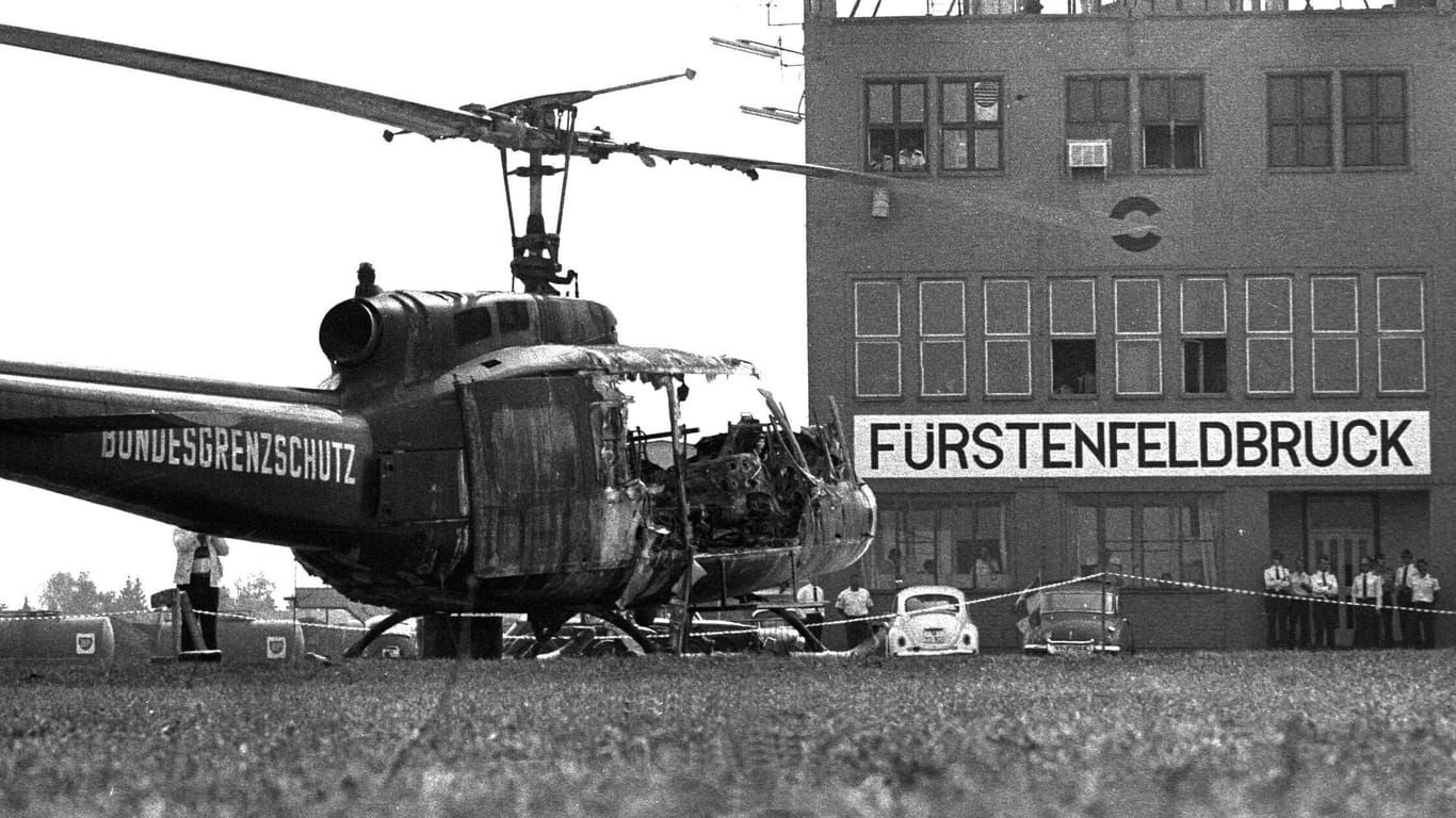 Der ausgebrannte Hubschrauber auf dem Flugplatz Fürstenfeldbruck (Archivbild): Bei der missglückten Befreiungsaktion im Zuge des Olympia-Attentats starben alle israelischen Geiseln.