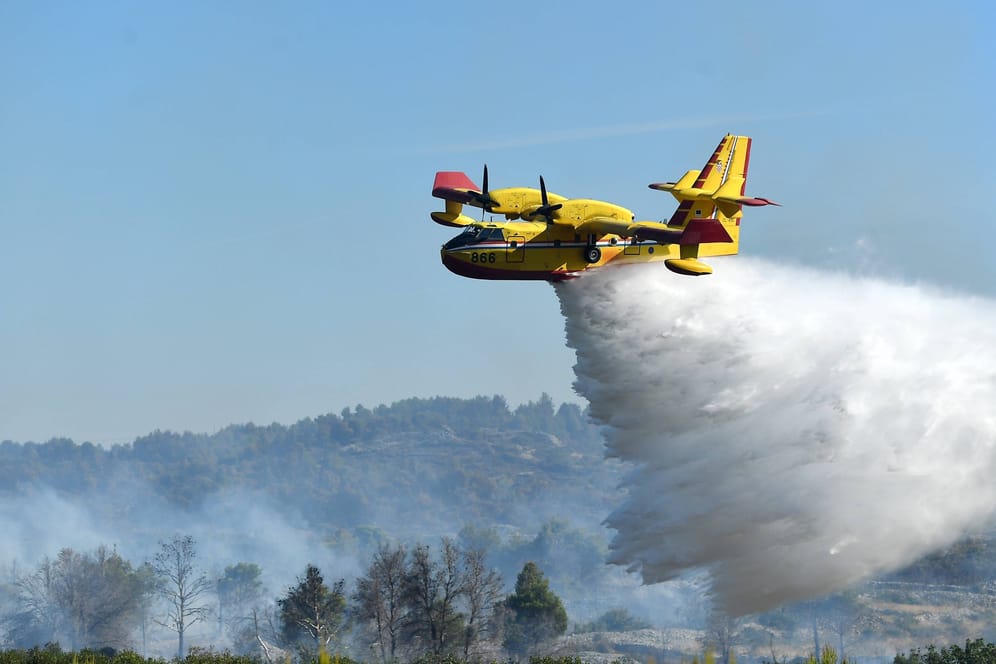 Ein Löschflugzeug bei einem Waldbrand in Kroatien (Archiv): Am Sonntag brannten im Süden des Landes 87 Hektar Wald ab.