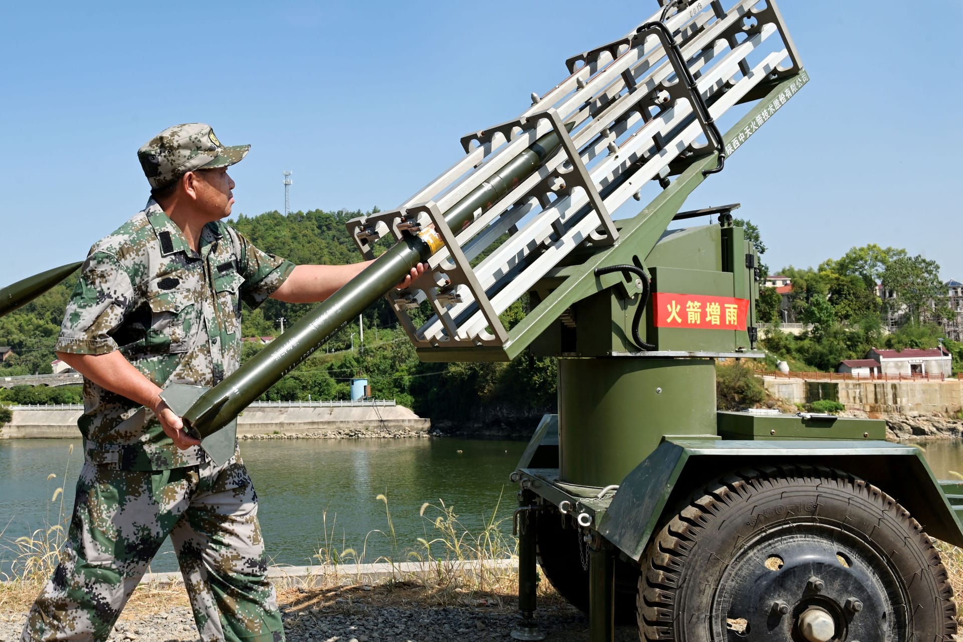 Mitglieder des Militärs laden die Geschosse: In etlichen Regionen am Jangtse wollen die Behörden Wolken zum regnen zwingen.