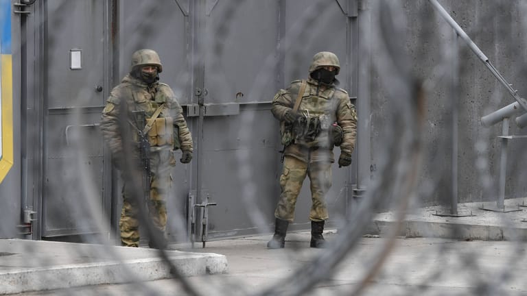 Russische Soldaten kontrollieren den Zugang zum AKW Saporischschja.