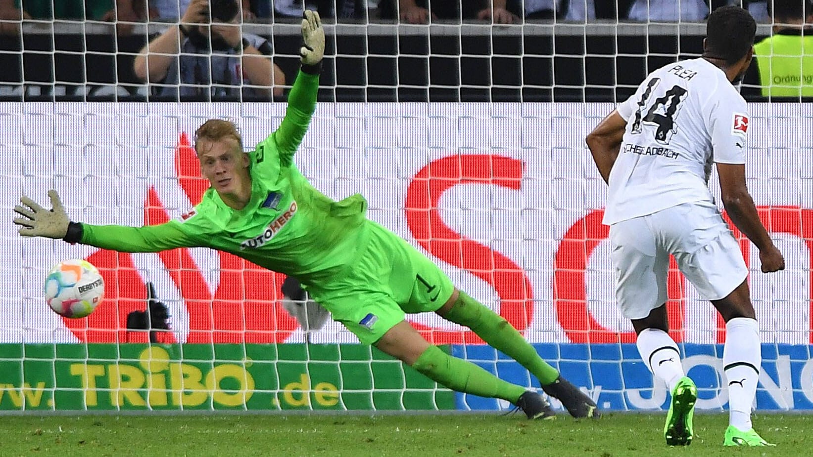 Das entscheidende Tor: Gladbachs Plea verwandelt den Elfmeter gegen Hertha-Torwart Christensen.