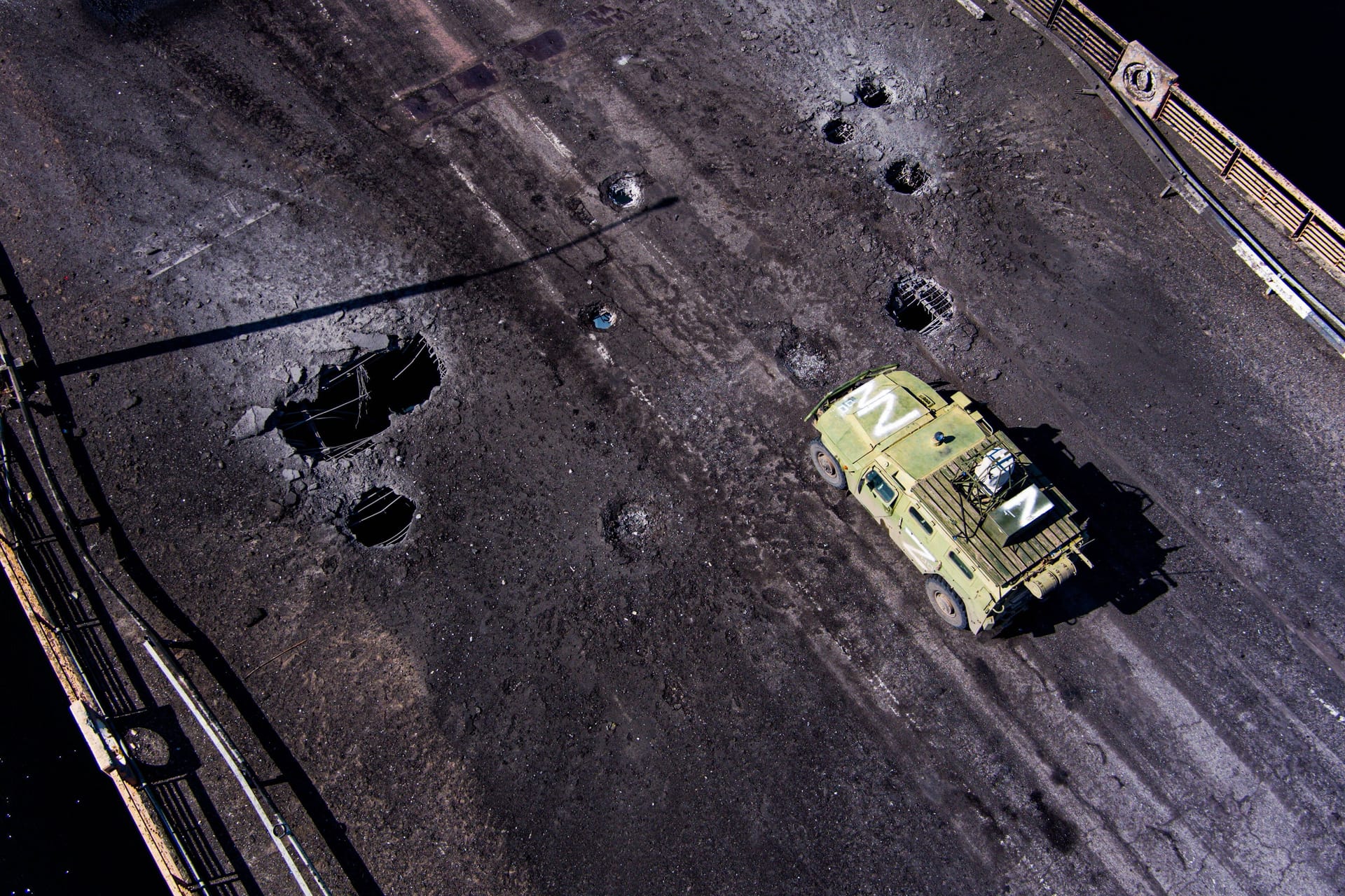 Ukraine-Konflikt, von Artillerie beschädigte Brücke in Cherson.