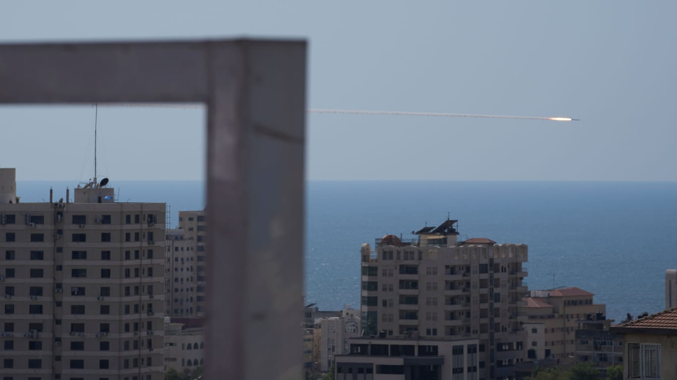 Eine Rakete fliegt aus dem Gazastreifen in Richtung Israel: Die palästinensische Gesundheitsbehörde spricht von 31 Toten und Hunderten Verletzten.