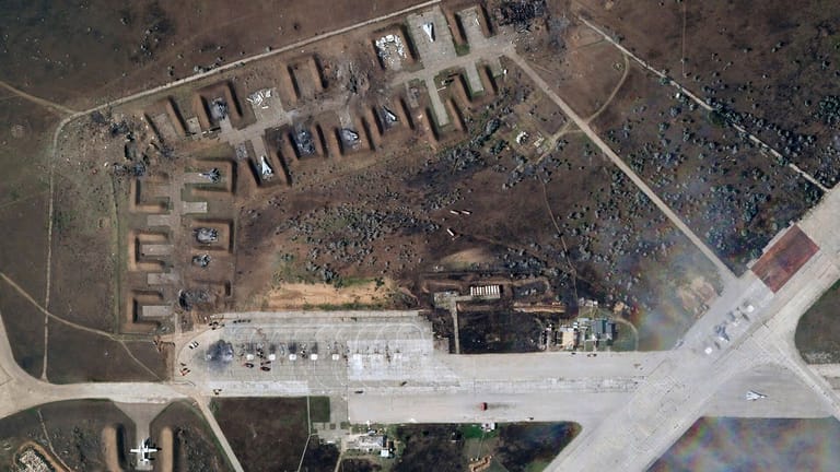Luftwaffenstützpunkt Saki: Aufnahmen von Planet Labs zeigen mehrere zerstörte russische Flugzeuge in den Ort auf der annektierten Krim.