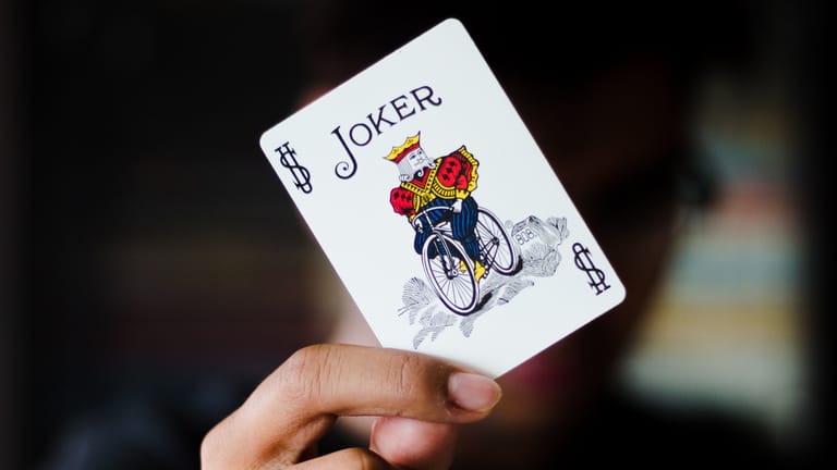 Joker im Spielkartenblatt für Rommé.