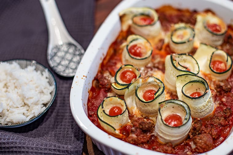 Hackfleischauflauf: Cherrytomaten machen die Zucchini-Cannelloni besonders saftig.